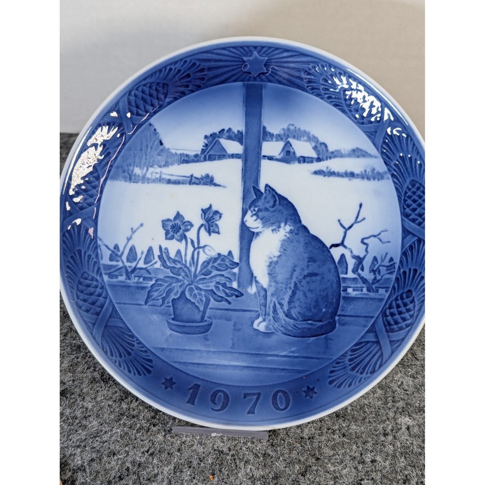 Royal Copenhagen 1970 Christmas Plate Christmas Rose and Cat Blue White 7 inch